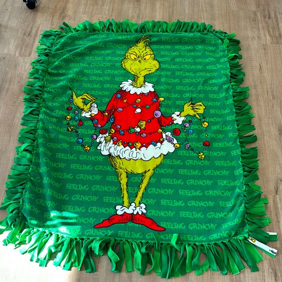 Grinch No-Sew Throw Blanket Craft Kit - Picture 3 of 6